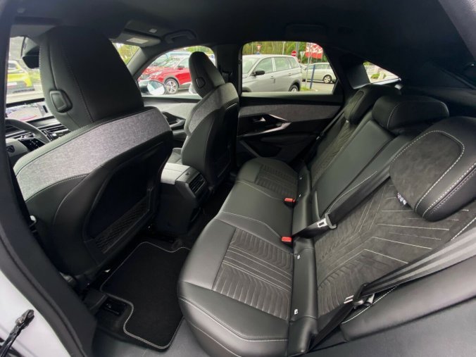 Peugeot 3008, Peugeot 3008 GT Hybrid 145 e-DCS6, barva bílá