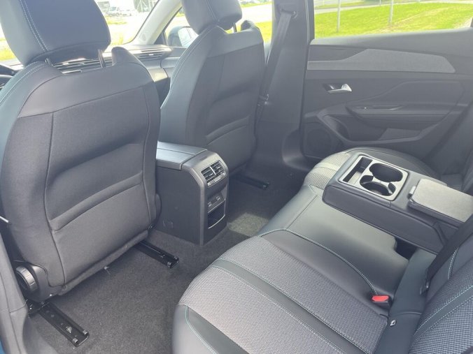 Peugeot 408, Peugeot 408 ALLURE Hybrid 145 e-DCS6, barva modrá