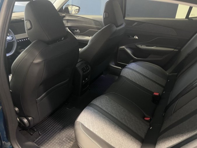 Peugeot 408, Peugeot 408 ALLURE Hybrid 136 e-DCS6, barva modrá