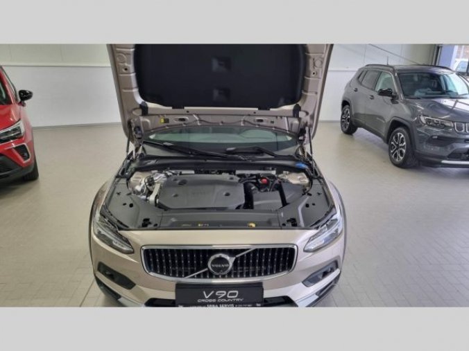 Volvo V90, B4 2.0L 197+14 HP AT8 AWD CROS, barva stříbrná