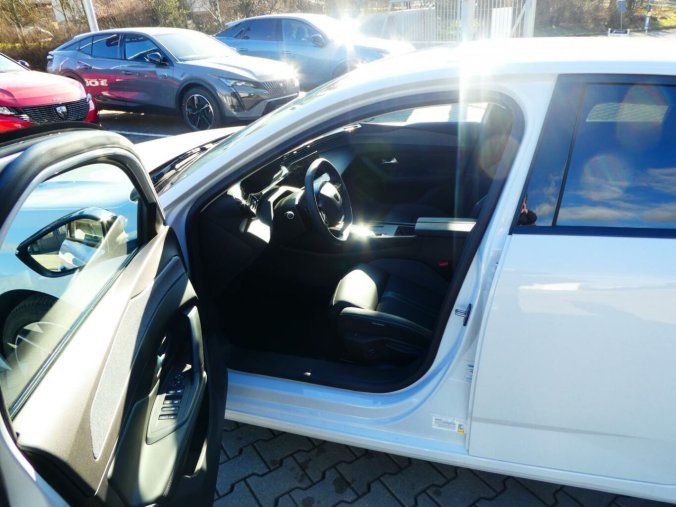 Peugeot 308, Peugeot 308 ALLURE BlueHDi 130 S&S EAT8, barva bílá