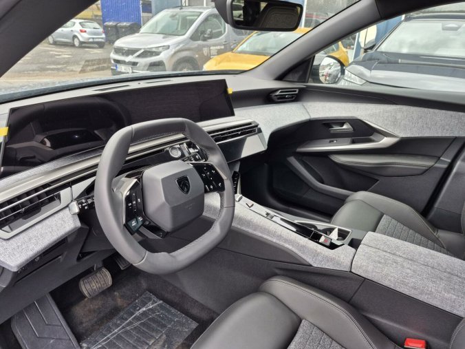Peugeot 5008, Peugeot 5008 ALLURE Hybrid 145 e-DCS6, barva modrá