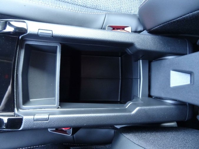 Peugeot 2008, Peugeot 2008 ALLURE Hybrid 145k e-DCS6, barva stříbrná