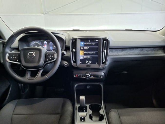 Volvo XC40, B3 2.0L 163 HP AT7 FWD CORE, barva šedá