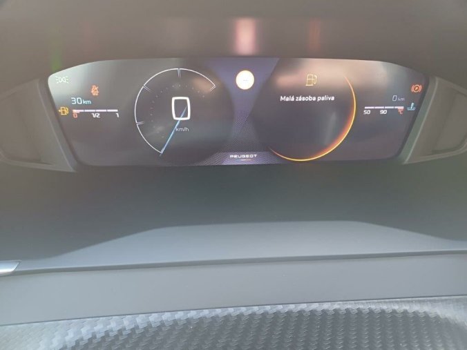 Peugeot 2008, Peugeot 2008 ALLURE 1.2 PureTech 7 let zár., barva červená