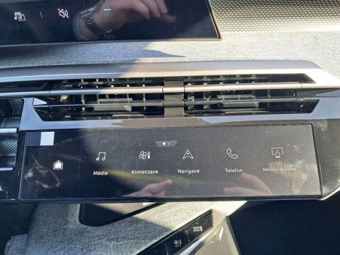 Peugeot 5008, Peugeot 5008 5008 GT Hybrid 145 e-DCS6, barva bílá