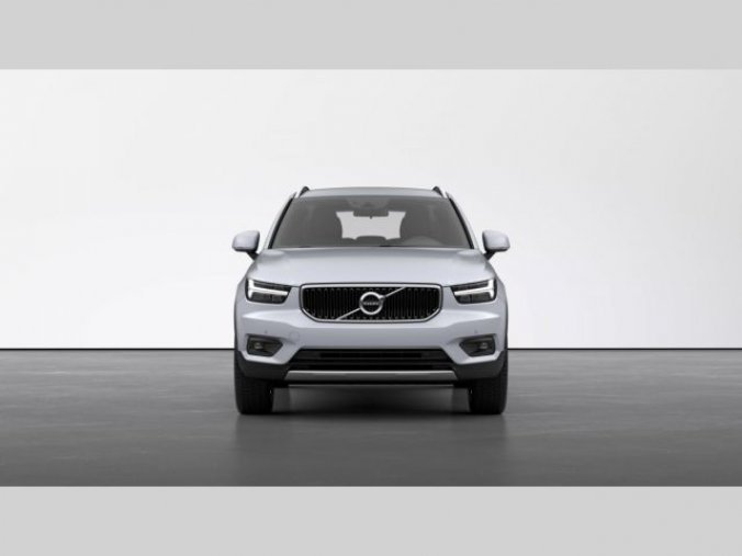 Volvo XC40, T3 1.5L 163 HP MOMENTUM PRO AT, barva stříbrná