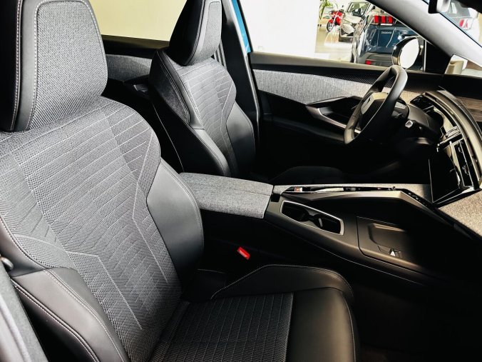 Peugeot 3008, Peugeot 3008 3008 ALLURE Hybrid 145 e-DCS6, barva modrá