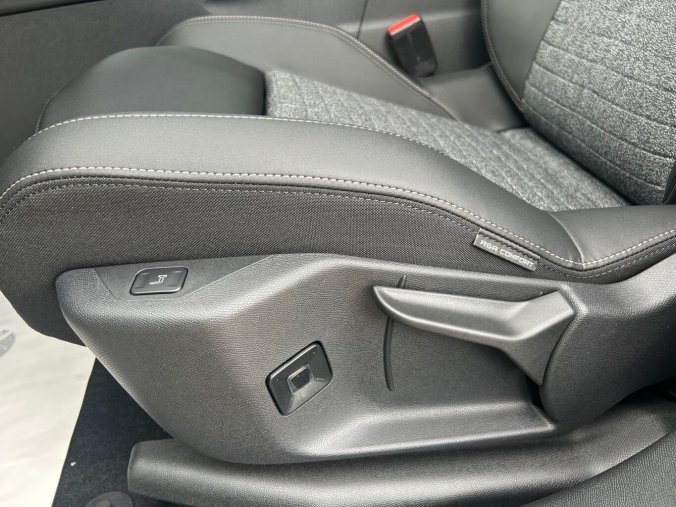 Peugeot 5008, Peugeot 5008 ALLURE Hybrid 145 e-DCS6, barva šedá