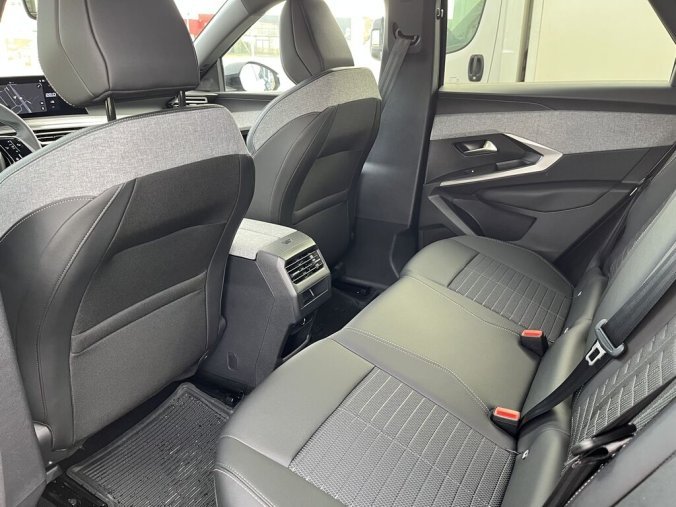 Peugeot 3008, Peugeot 3008 ALLURE Hybrid 145 e-DCS6, barva černá