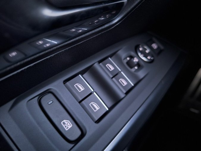 Peugeot 5008, Peugeot 5008 GT Hybrid 136 e-DCS6, barva šedá