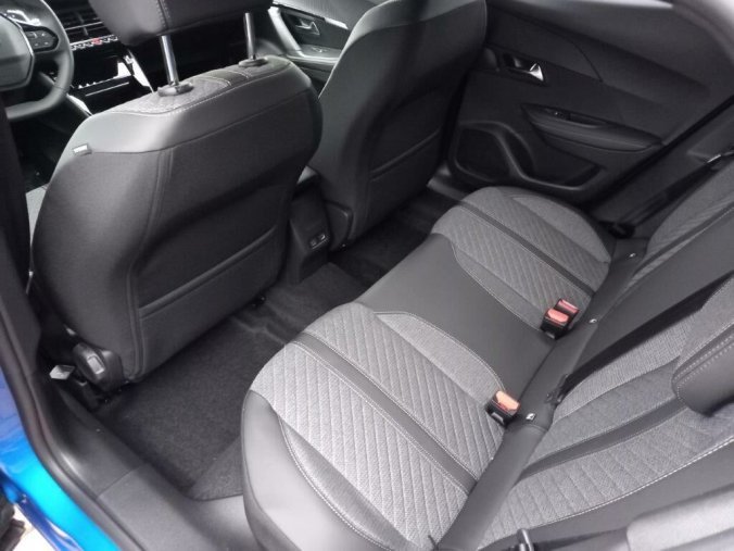 Peugeot 2008, Peugeot 2008 ALLURE 1.2 PureTech 7 let zár., barva modrá