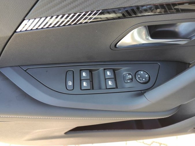 Peugeot 2008, Peugeot 2008 ALLURE 1.2 130k AUT8, barva stříbrná