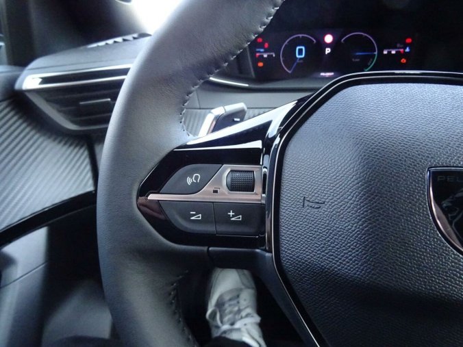 Peugeot 2008, Peugeot 2008 ALLURE Hybrid 145k e-DCS6, barva stříbrná