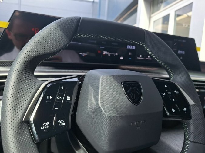 Peugeot 5008, Peugeot 5008 GT Hybrid 145 e-DCS6, barva šedá