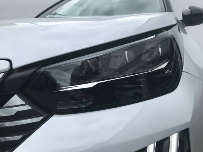 Peugeot 2008, Peugeot 2008 GT Hybrid  145 e-DCS6, barva bílá