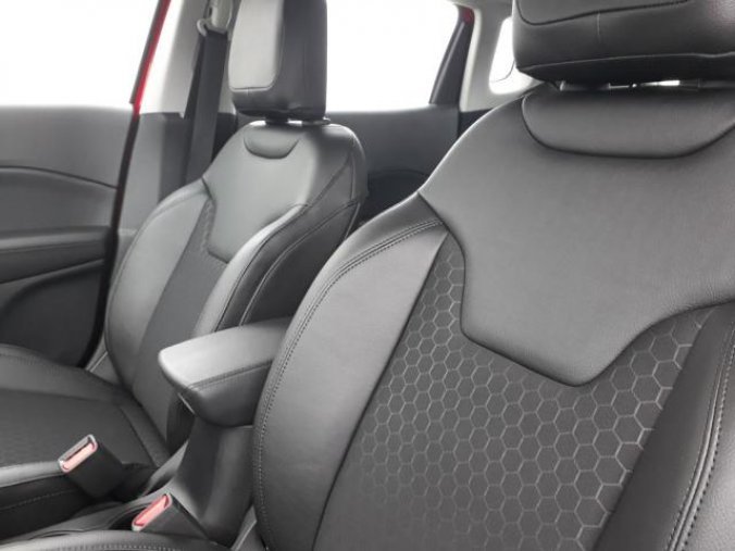 Jeep Compass, 1.3 130 PS NIGHT EAGLE skladem, barva stříbrná