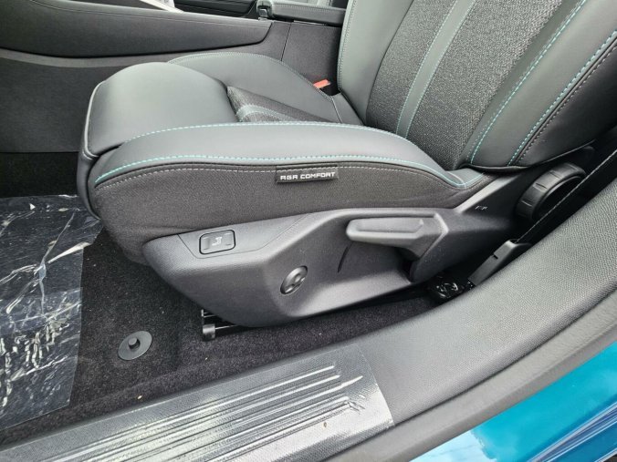 Peugeot 408, Peugeot 408 ALLURE Plug-in HYBR.225 e-EAT8, barva modrá