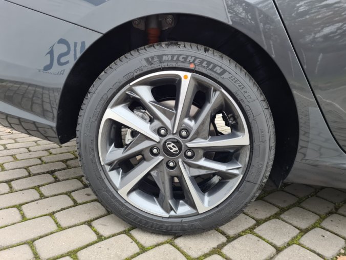 Hyundai i30, 1,5 T-GDI 117 kW DCT MHEV, barva šedá