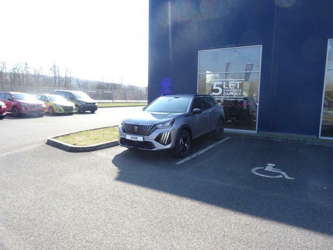 Peugeot 2008, Peugeot 2008 ALLURE Hybrid 145k e-DCS6, barva stříbrná