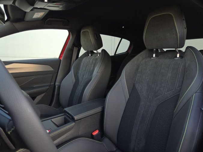 Peugeot 408, Peugeot 408 GT Hybrid 145 e-DCS6, barva červená