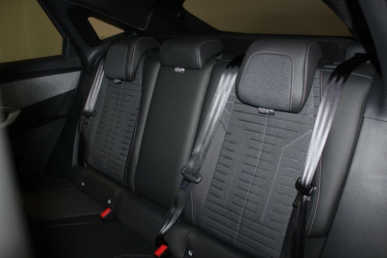 Peugeot 3008, Peugeot 3008 ALLURE Hybrid 136 e-DCS6, barva modrá
