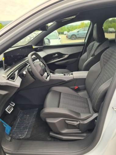Peugeot 5008, Peugeot 5008 5008 GT Hybrid 145 e-DCS6, barva bílá