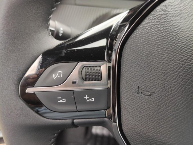 Peugeot 2008, Peugeot 2008 STYLE 1.2 100k MAN6, barva bílá