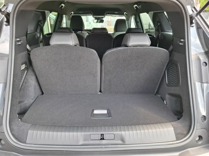Peugeot 5008, Peugeot 5008 ALLURE Hybrid 145 e-DCS6, barva šedá