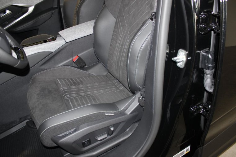 Peugeot 5008, Peugeot 5008 GT Hybrid 145 e-DCS6, barva černá