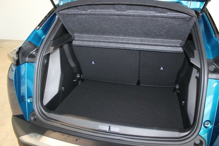 Peugeot 2008, Peugeot 2008 ALLURE Hybrid 136 e-DCS6, barva modrá