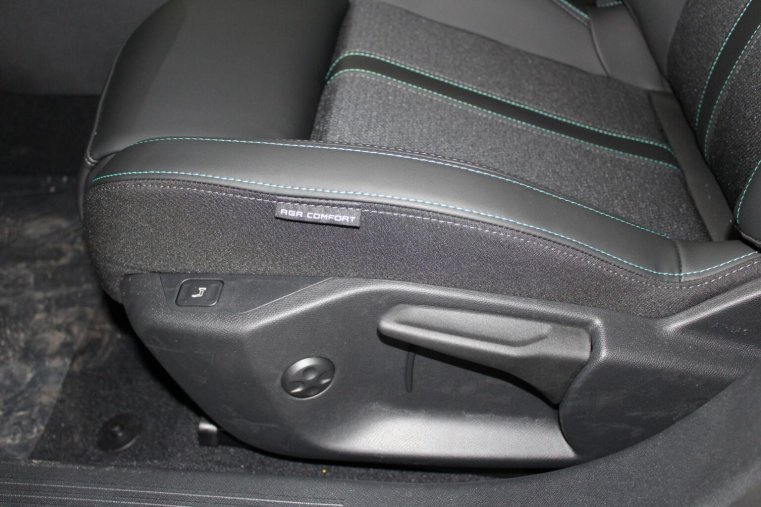 Peugeot 408, Peugeot 408 ALLURE Hybrid 145 e-DCS6, barva modrá