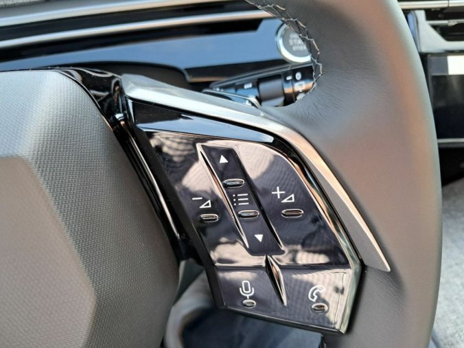 Peugeot 5008, Peugeot 5008 5008 ALLURE Hybrid 145 e-DCS6, barva modrá