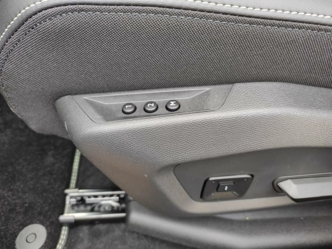Peugeot 3008, Peugeot 3008 GT 145k AUT HYBRID ALCANTARA, barva šedá