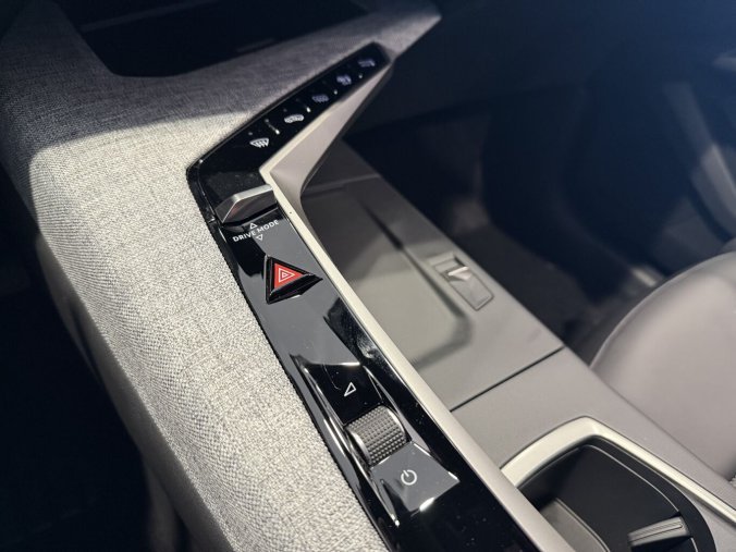 Peugeot 3008, Peugeot 3008 ALLURE Hybrid 136k, Automat, barva šedá