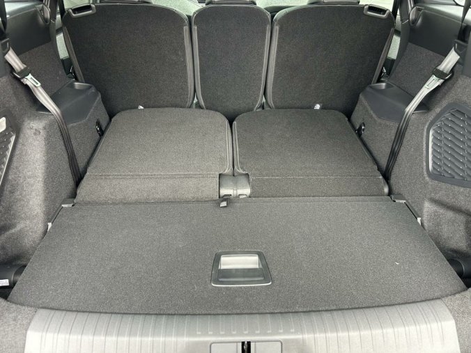 Peugeot 5008, Peugeot 5008 GT Hybrid 145 e-DCS6, barva stříbrná
