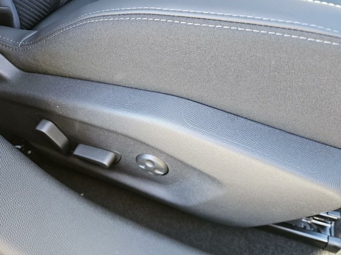 Peugeot 408, Peugeot 408 GT Hybrid 145 e-DCS6, barva šedá