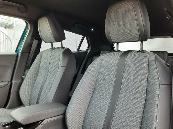 Peugeot 2008, Peugeot 2008 ALLURE PureTech 100 S&S MAN6, barva modrá