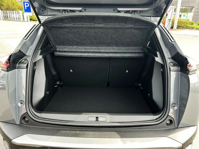 Peugeot 2008, Peugeot 2008 ALLURE Hybrid 145 e-DCS6, barva šedá