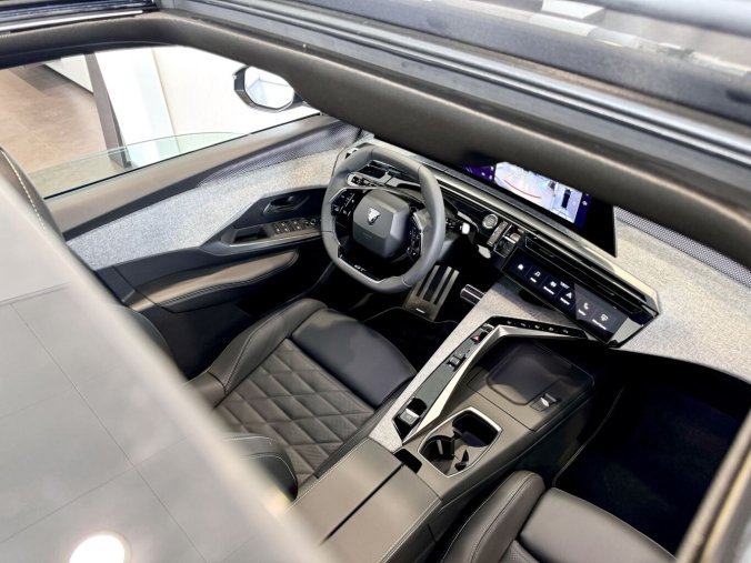 Peugeot 3008, Peugeot 3008 GT, Elektro, e-dojezd 520km, barva modrá