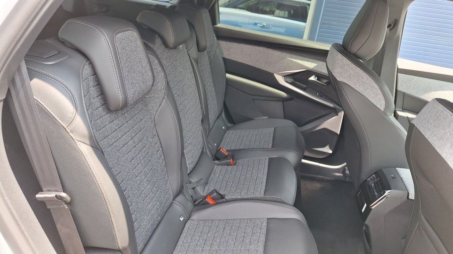 Peugeot 5008, Peugeot 5008 ALLURE Hybrid 145 e-DCS6, barva bílá