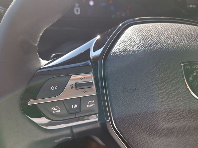 Peugeot 408, Peugeot 408 ALLURE Hybrid 145 e-DCS6, barva zelená