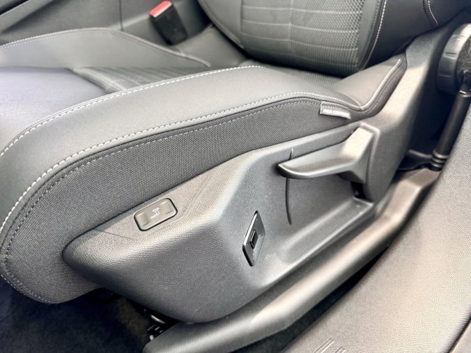 Peugeot 3008, Peugeot 3008 ALLURE Hybrid 136k, Automat, barva černá