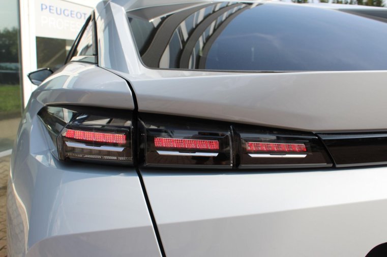 Peugeot 408, Peugeot 408 ALLURE Hybrid 145 e-DCS6, barva bílá