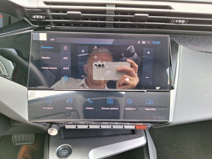 Peugeot 408, Peugeot 408 ALLURE Hybrid 145 e-DCS6, barva červená