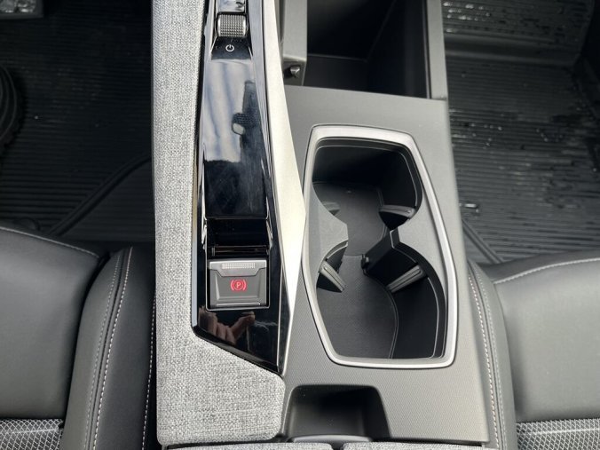 Peugeot 3008, Peugeot 3008 ALLURE Hybrid 145 e-DCS6, barva černá