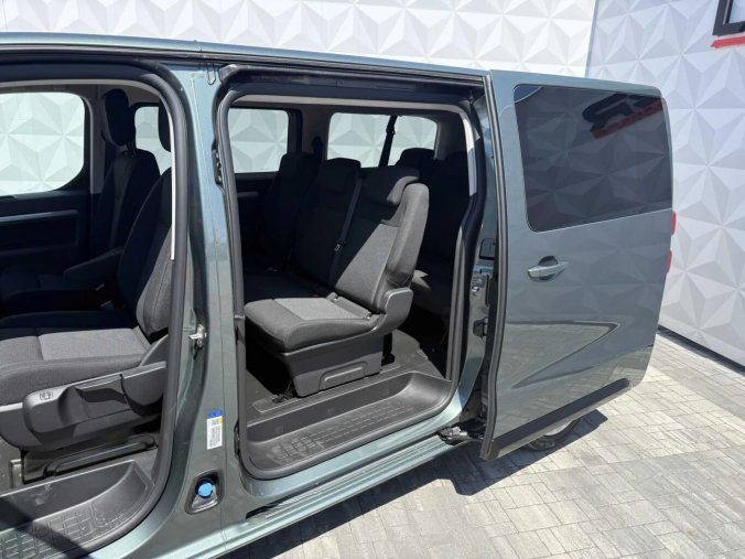 Peugeot Traveller, Peugeot Traveller Active L3 (Long) 2.2 BlueHDi 180 AT, barva zelená