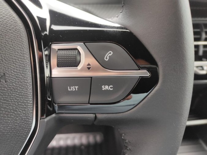 Peugeot 2008, Peugeot 2008 STYLE 1.2 100k MAN6, barva bílá