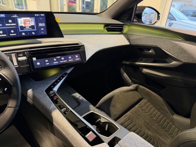 Peugeot 3008, Peugeot 3008 GT Hybrid 145 e-DCS6, barva modrá