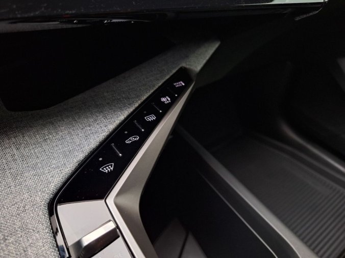 Peugeot 5008, Peugeot 5008 ALLURE Hybrid 145 e-DCS6, barva modrá